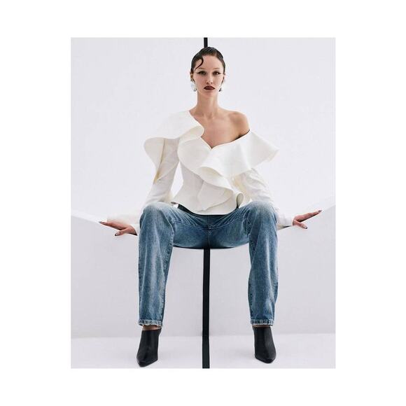 Theo the Label Gaia Ruffle Shoulder V Neck Top in Ivory M - Picture 1 of 3